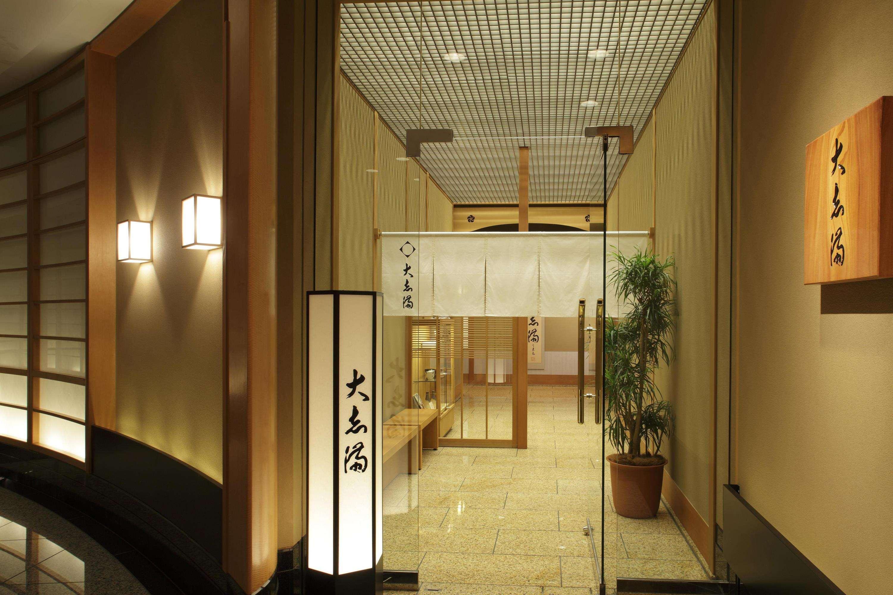 The Yokohama Bay Hotel Tokyu Exterior foto Entrance to a public onsen