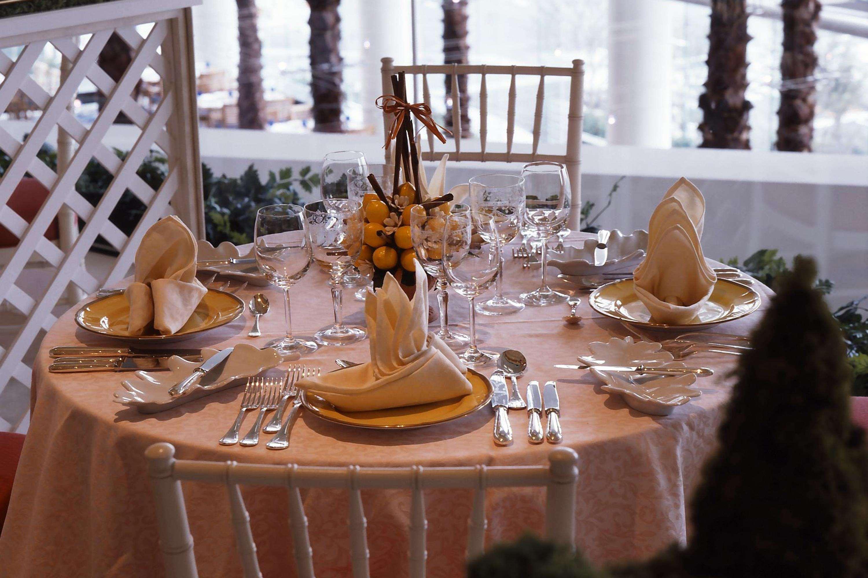 The Yokohama Bay Hotel Tokyu Exterior foto A table set for a formal dinner