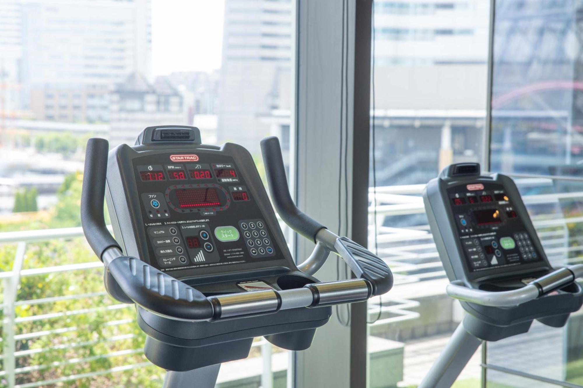 The Yokohama Bay Hotel Tokyu Exterior foto A treadmill