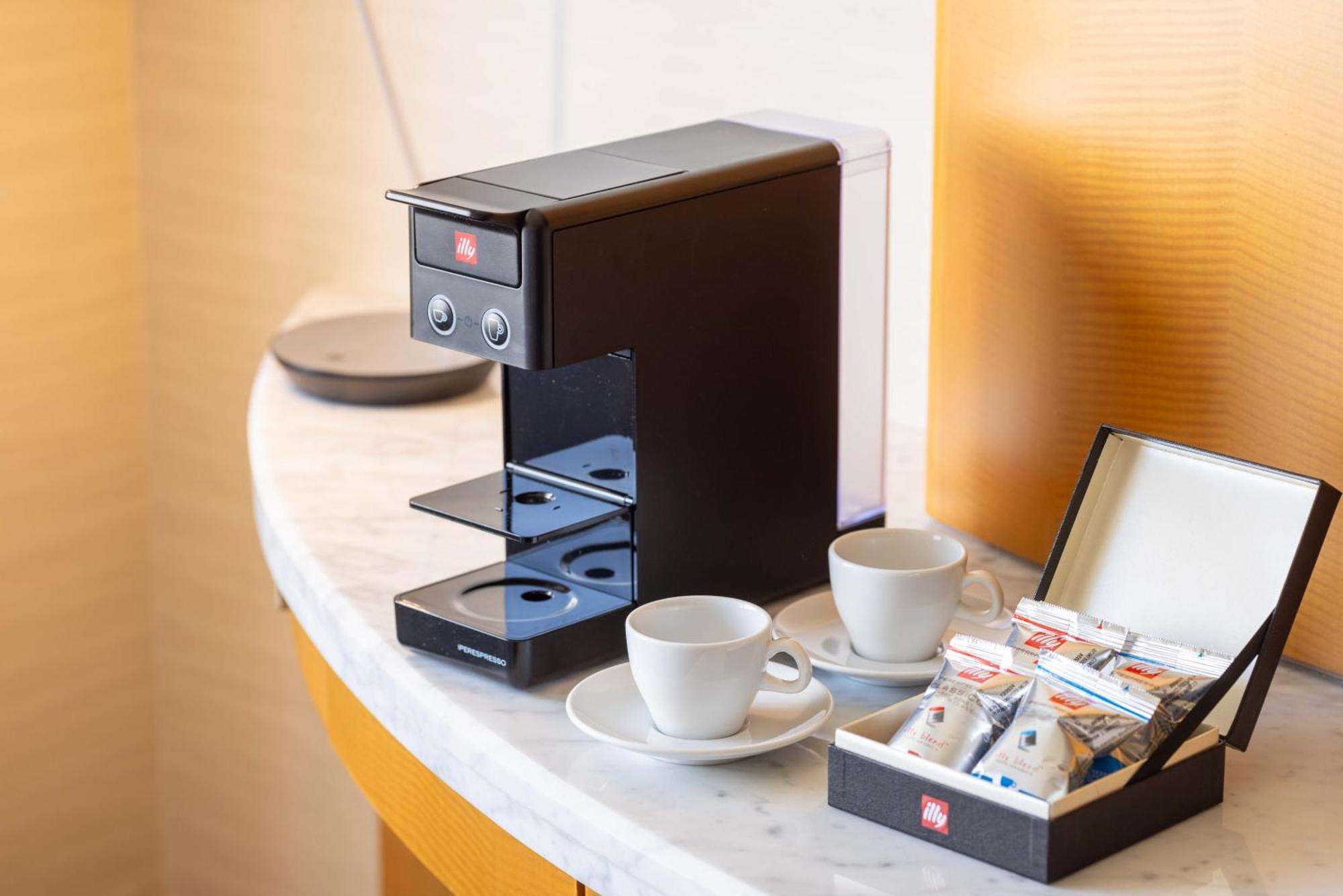 The Yokohama Bay Hotel Tokyu Exterior foto A Nespresso coffee machine